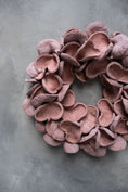 Bild in Galerie-Betrachter laden, Mandelschotenkranz 45 cm Altrosa | Türkranz Natur | Wandkranz Vintage Rosa | Landhaus Deko | Boho Deko | Ganzjahreskranz