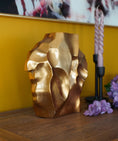 Bild in Galerie-Betrachter laden, Vase 30 cm in Gold oder Schwarz | Metall Vase | Dekovase | Blumenvase Wohnzimmer
