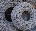 Bild in Galerie-Betrachter laden, Rustikale Lianen-Kränze – Handgefertigte Outdoor-Deko in Treibholz-Optik 48 cm, 65 cm oder 85 cm