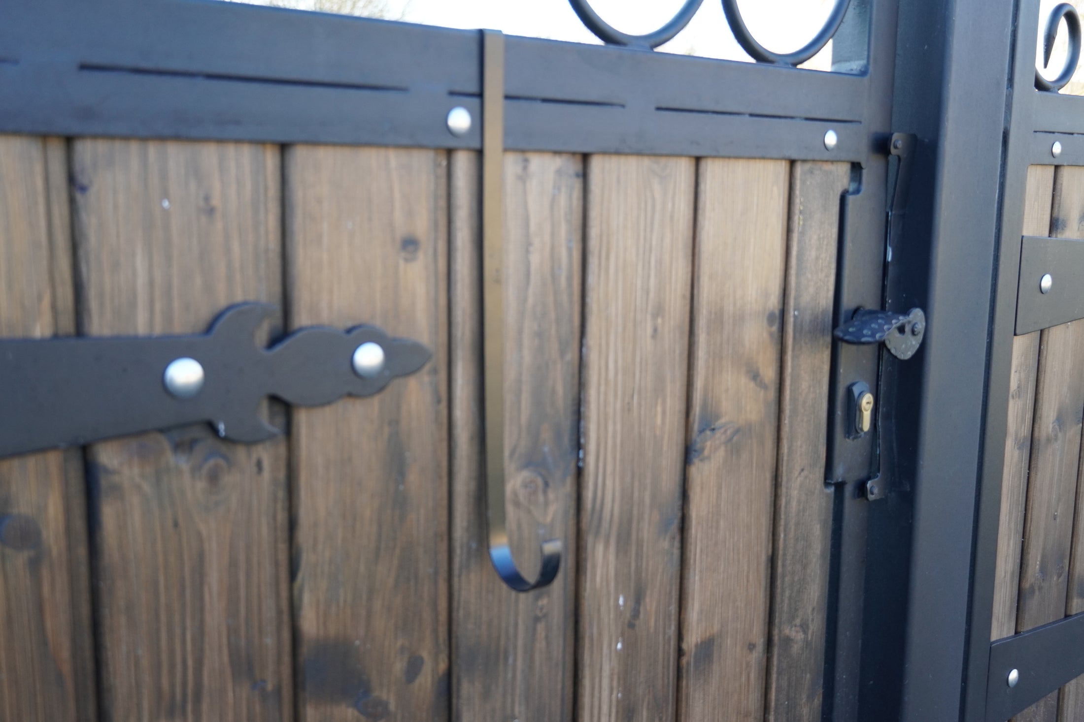 Kranzhalter aus Metall in Schwarz – Tür- & Zaunhalter für Deko-Kränze – 35 cm Länge, max bis 3 Kg Kränze