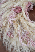 Bild in Galerie-Betrachter laden, Trockenblumenkranz aus Getreide & rosa Blüten | Handgemachter Naturkranz | 28 cm | Tischdeko & Geschenkidee