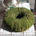 Bild in Galerie-Betrachter laden, Handgebundener Mooskranz aus echtem Waldmoos – 30 cm Durchmesser, natürlich auf Strohrohling gearbeitet, ideal als DIY-Kranzbasis