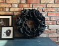 Bild in Galerie-Betrachter laden, Wandkranz aus großen Kapseln 55 cm Durchmesser, Farbe dunkelgrau