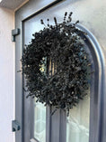 Bild in Galerie-Betrachter laden, Lavendel Kranz in Schwarz, für Tür und Wand ca. 35 cm Durchmesser