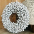 Bild in Galerie-Betrachter laden, Shabby-weißer Kranz / Türkranz / Wandkranz mit Coco-Früchten 40 cm Durchmesser