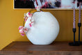 Bild in Galerie-Betrachter laden, Metallvase 35.50x7x33 Vase | Metall Vase | Dekovase | Blumenvase Créme