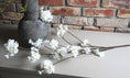 Bild in Galerie-Betrachter laden, künstlicher Großer Blütenzweig 126 cm Kirschblüte, Apfelblüte, Pflaumenblüte dekorativer Pflanzenstiel, künstliche Pflanze