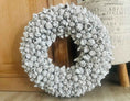 Bild in Galerie-Betrachter laden, Shabby-weißer Kranz / Türkranz / Wandkranz mit Coco-Früchten 40 cm Durchmesser