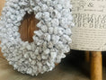 Bild in Galerie-Betrachter laden, Shabby-weißer Kranz / Türkranz / Wandkranz mit Coco-Früchten 40 cm Durchmesser