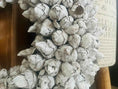 Bild in Galerie-Betrachter laden, Shabby-weißer Kranz / Türkranz / Wandkranz mit Coco-Früchten 40 cm Durchmesser