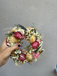 Bild in Galerie-Betrachter laden, Blütenkranz aus Trockenblumen 20 cm | Rosa & Weiß | Handgemachter Tischkranz als Hochzeitsdeko oder Geschenk