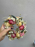 Bild in Galerie-Betrachter laden, Blütenkranz aus Trockenblumen 20 cm | Rosa & Weiß | Handgemachter Tischkranz als Hochzeitsdeko oder Geschenk