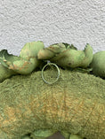 Bild in Galerie-Betrachter laden, Deko Kranz 45cm – große Blüten – salbeigrün – flache Rückseite mit Öse – Türkranz / Wandkranz – outdoor geeignet unter Dach