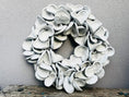 Bild in Galerie-Betrachter laden, Wandkranz aus großen Kapseln 55 cm Durchmesser, Farbe Weiß