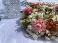 Bild in Galerie-Betrachter laden, Blütenkranz aus Trockenblumen 20 cm | Rosa & Weiß | Handgemachter Tischkranz als Hochzeitsdeko oder Geschenk