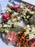 Bild in Galerie-Betrachter laden, Blütenkranz aus Trockenblumen 20 cm | Rosa & Weiß | Handgemachter Tischkranz als Hochzeitsdeko oder Geschenk