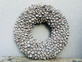 Bild in Galerie-Betrachter laden, Indoor-Wandkranz aus Kapselsamen 55 cm Durchmesser, Farbe Natur Kranzshop