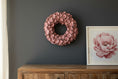 Bild in Galerie-Betrachter laden, Cocoblüten Kranz 40 cm Altrosa | Türkranz Natur | Wandkranz Vintage Rosa | Flache Rückseite | Mit Aufhängeöse | Landhaus Deko