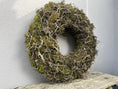 Bild in Galerie-Betrachter laden, Rustikaler Mooskranz Outdoor-Kranz Moss Bonsai, 60 cm Durchmesser Kranzshop