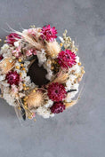 Bild in Galerie-Betrachter laden, Blütenkranz aus Trockenblumen 20 cm | Rosa & Weiß | Handgemachter Tischkranz als Hochzeitsdeko oder Geschenk