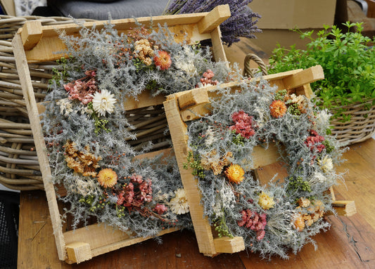 Asparagus-Trockenblumenkranz mit orangefarbenen, rosa und cremefarbenen Blüten – handgefertigt in 30 oder 40 cm Durchmesser, ideal als Tür- oder Tischkranz