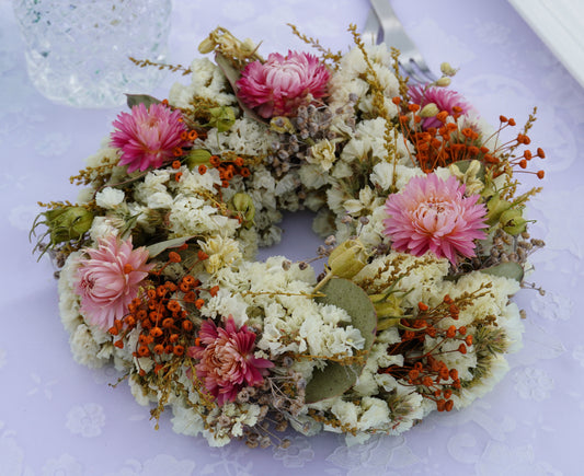 Handgefertigter Blütenkranz aus rosa, weißen und orangefarbenen Trockenblumen – 20 cm Durchmesser, ideal als Tischdeko oder Hochzeitskranz