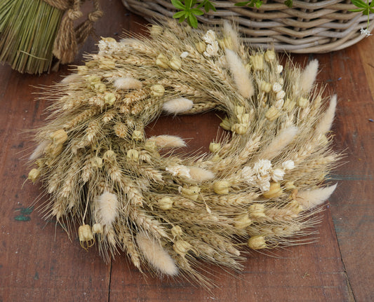 Handgebundener Erntekranz aus Getreide, Lagurus und Mohnkapseln – natürliche Herbstdeko mit 28 cm Durchmesser, ideal als Tisch- oder Türkranz