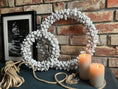 Bild in Galerie-Betrachter laden, Weißer Türkranz: Handgefertigtes 30 cm oder 45 cm minimalistisches Dekor für Zuhause, Hochzeit oder Geschenk