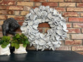 Bild in Galerie-Betrachter laden, XXL Kranz Wandkranz aus großen Kapseln 65 cm Durchmesser, Farbe Shabby Weiß