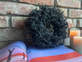 Bild in Galerie-Betrachter laden, Vintage Nachtgrau wild Bonsai-Kranz 28 cm Durchmesser Türkranz Wandkranz