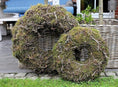 Bild in Galerie-Betrachter laden, Rustikaler Mooskranz für draußen mit Bonsai-Ästen, 45 oder 60 cm Durchmesser, Gartendekoration