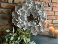 Bild in Galerie-Betrachter laden, Türkranz Wandkranz mit großen 10 cm Blüten 45 cm Durchmesser, Farbe weiß, praktische Aufhängung