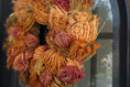 Bild in Galerie-Betrachter laden, Natürlicher Trockenblumenkranz mit Blüten 38 cm Durchmesser, Kranz Türkranz Wandkranz