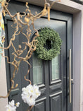 Bild in Galerie-Betrachter laden, Lavendel Kranz in Salbei Grün, für Tür und Wand ca. 35 cm Durchmesser