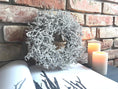 Bild in Galerie-Betrachter laden, Vintage Weiß wild Bonsai-Kranz 28 cm Durchmesser Türkranz Wandkranz