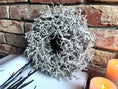 Bild in Galerie-Betrachter laden, Vintage Weiß wild Bonsai-Kranz 28 cm Durchmesser Türkranz Wandkranz