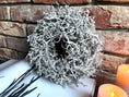 Bild in Galerie-Betrachter laden, Vintage Weiß wild Bonsai-Kranz 28 cm Durchmesser Türkranz Wandkranz