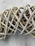 Bild in Galerie-Betrachter laden, XXL Großer Rattan-Kranz 100 cm – Naturdeko Türkranz – Handgefertigt – Boho Wandkranz – Kranz aus Rattan für Innen & Außen