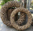Bild in Galerie-Betrachter laden, XXL Großer Rattan-Kranz 100 cm – Naturdeko Türkranz – Handgefertigt – Boho Wandkranz – Kranz aus Rattan für Innen & Außen