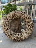 Bild in Galerie-Betrachter laden, XXL Großer Rattan-Kranz 100 cm – Naturdeko Türkranz – Handgefertigt – Boho Wandkranz – Kranz aus Rattan für Innen & Außen