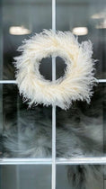Bild in Galerie-Betrachter laden, Pampasgras Kranz 60 cm – Boho Türkranz auf Metallring – Fluffiger Trockenblumenkranz in Creme XXL – Wanddeko Natur – Handgemacht