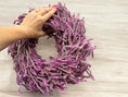 Bild in Galerie-Betrachter laden, Limonium Kranz 40 cm – Handgemachter Trockenblumenkranz in Violett | Naturkranz für Wand, Tür & Tisch | Dekokranz aus Statice