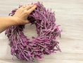Bild in Galerie-Betrachter laden, Limonium Kranz 40 cm – Handgemachter Trockenblumenkranz in Violett | Naturkranz für Wand, Tür & Tisch | Dekokranz aus Statice