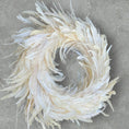 Bild in Galerie-Betrachter laden, Kranz aus echten Pfauenfedern – Natur oder gebleicht | Federnkranz 55 cm | Boho Wandkranz Türdeko Handarbeit | Deko Federschmuck
