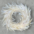 Bild in Galerie-Betrachter laden, Kranz aus echten Pfauenfedern – Natur oder gebleicht | Federnkranz 55 cm | Boho Wandkranz Türdeko Handarbeit | Deko Federschmuck