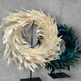 Bild in Galerie-Betrachter laden, Kranz aus echten Pfauenfedern – Natur oder gebleicht | Federnkranz 55 cm | Boho Wandkranz Türdeko Handarbeit | Deko Federschmuck
