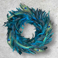Bild in Galerie-Betrachter laden, Kranz aus echten Pfauenfedern – Natur oder gebleicht | Federnkranz 55 cm | Boho Wandkranz Türdeko Handarbeit | Deko Federschmuck