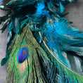 Bild in Galerie-Betrachter laden, Kranz aus echten Pfauenfedern – Natur oder gebleicht | Federnkranz 55 cm | Boho Wandkranz Türdeko Handarbeit | Deko Federschmuck