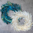 Bild in Galerie-Betrachter laden, Kranz aus echten Pfauenfedern – Natur oder gebleicht | Federnkranz 55 cm | Boho Wandkranz Türdeko Handarbeit | Deko Federschmuck