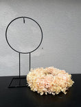 Bild in Galerie-Betrachter laden, Kranzhalter aus Metall – Schwarz – Rund & Höhenverstellbar – für Trockenblumenkränze – Deko-Ständer 26×47 cm / 18×42 cm